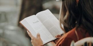 The Daily Reader: How to Make Reading a Natural Part of Your Life girl reading book